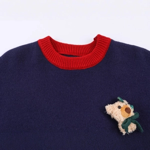 Pull de Noël tricoté pour enfants avec col rouge et décoration d'ours en peluche