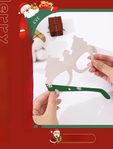 Vue arrière de lunettes de fête de Noël en papier avec branches vertes à flocons