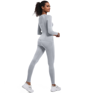 Dettaglio completo yoga grigio senza cuciture con mesh traspirante e vestibilità modellante