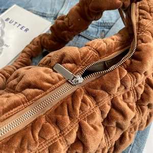 Brown velvet cloud bag with pleated quilting and metal zipper for women's shoulder wear