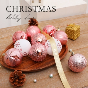 Set de 24 boules de Noël 6cm roses et blanches aux textures variées sur un plateau