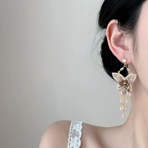 Boucles d'oreilles papillon dorées avec cristaux roses et longs glands pour femme