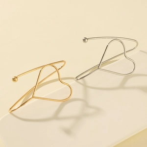 Vue détaillée des bracelets ouverts minimalistes en or et argent avec motif de cœur