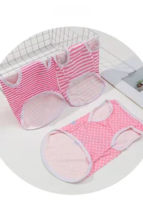 Dettaglio di gilet per animali in due pezzi con strisce rosa, pois e bordi bianchi
