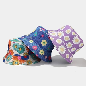 Chapeaux bob de protection solaire avec motifs floraux en blanc, bleu marine et violet