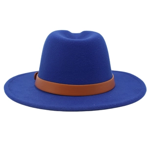 Vue détaillée du chapeau fedora en feutre bleu foncé avec bande en cuir marron
