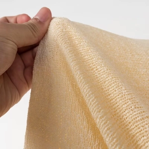 Dettaglio ravvicinato del tessuto in maglia beige che mostra la trama e la sensazione