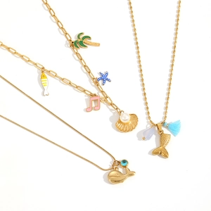 Trois colliers dorés à plusieurs rangs avec pendentifs baleine, cocotier et étoile de mer