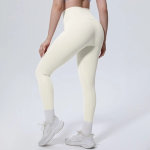 Detail der cremefarbenen Yoga-Leggings mit hohem Bund und Bauchweg-Effekt am Modell