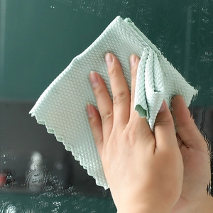 Chiffon microfibre à écailles de poisson essuyant un miroir avec bordure ondulée