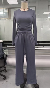 Dettaglio completo lounge set grigio scuro con maglia a maniche lunghe e pantaloni larghi