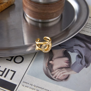 Gros plan sur une bague double couche en acier titane doré ornée de zircons