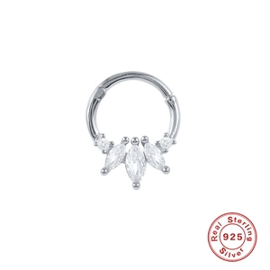 Détail d'un anneau articulé en argent 925 avec cinq pierres précieuses claires serties