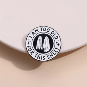 Runder schwarz-weißer Emaille-Pin mit Geist und I Am Too Old For This Sheet Text
