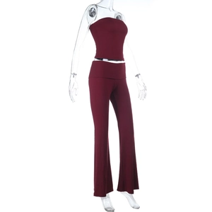 Détail de l'ensemble haut court bustier et pantalon large taille haute en bordeaux chic