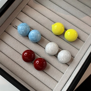 Lot de quatre paires de boucles d'oreilles boules en résine colorée aux motifs variés