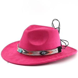 Detailansicht des pinken Cowboyhutes mit Ethno-Webband und türkisfarbenem Perlenakzent