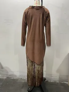 Vue détaillée de l'ourlet asymétrique avec dentelle élégante sur la robe de soirée brune