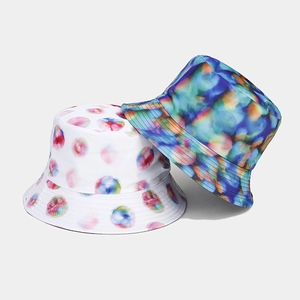 Détails de chapeaux bobs en coton avec motifs floraux et tie-dye et coutures soignées