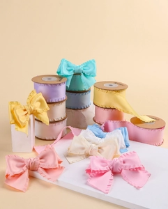 Vue détaillée de rubans en organza à volants et nœuds faits main aux couleurs pastel