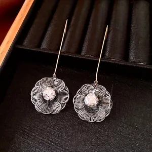 Boucles d'oreilles fleurs plaquées or 18 carats avec pétales en maille et cristaux