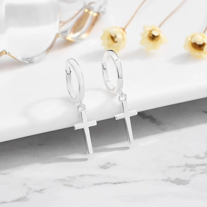 Orecchini a cerchio con croce in argento S925 su una base di marmo in stile minimalista