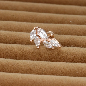Détail macro du clou d'oreille feuille en or rose avec zircons marquise brillants