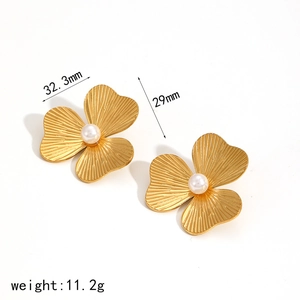 Golden flower earrings with pearls and 18k gold plating, showing size 32.3mm and 29mm