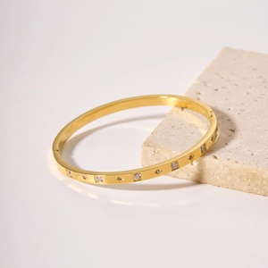 Elegante bracciale in acciaio inossidabile placcato oro 18k con stelle e pietre di zircone
