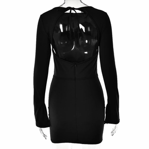 Vue arrière de la robe moulante noire à manches longues avec dos nu et lacets