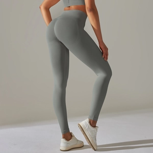 Détail de la texture en maille sans couture et design push-up taille haute du legging gris