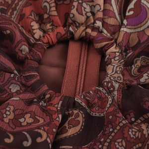 Abito lungo in chiffon con stampa paisley, zip invisibile e gonna a strati traforata