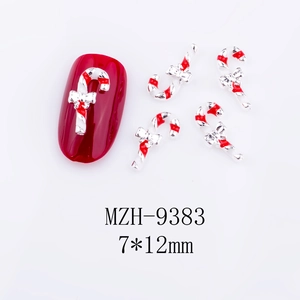 Makroaufnahme von Zuckerstangen-Nagelkunst-Anhängern mit Emaille für Weihnachts-DIY