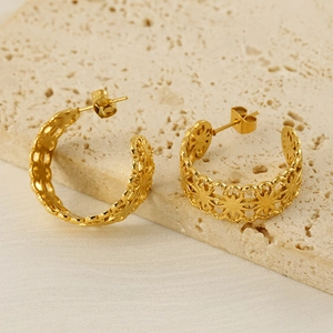 Chic hollow sunflower pattern C-shaped gold plated stainless steel earrings for women