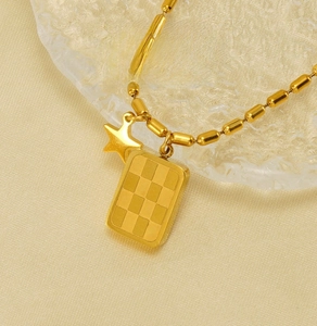 Dettaglio della collana in acciaio inossidabile con ciondolo a scacchi e stella