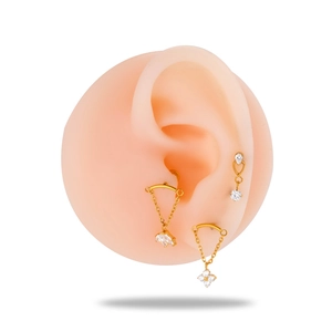 Detailansicht G23 Titan Gold Ohrringe mit Zirkonia-Anhängern am Modellohr