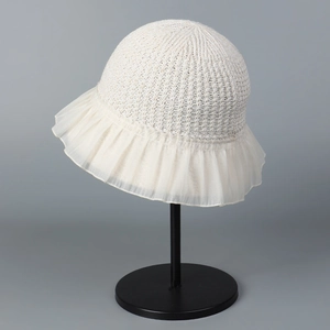 Detaillierte Strickstruktur und Rüschen-Spitzenkante eines atmungsaktiven Lolita-Sommerhuts