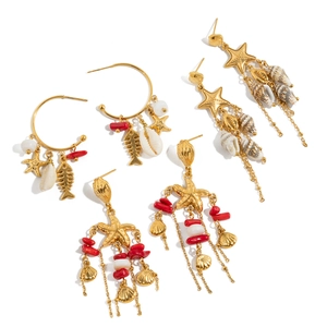 Set di orecchini boho dorati con corallo rosso, stelle marine e nappe di conchiglie