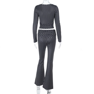 Ensemble 2 pièces pour femmes avec haut court à manches longues et pantalon flare à pois
