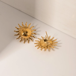 Vue détaillée avant et arrière des clips d'oreilles étoile en or 18k sur fond blanc
