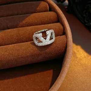 Eleganter silberner V-Ring mit Zirkonia-Besatz auf einer luxuriösen Samtbox