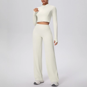 Détail d'un ensemble de yoga blanc avec poignets passe-pouce et veste zippée à col montant