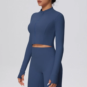 Detail der blauen Yoga-Jacke mit Daumenlöchern am Ärmel und hochelastischem Funktionsstoff