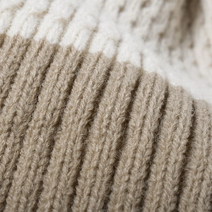 Bonnet en tricot pour femme avec pompon, design bicolore beige et avoine doux