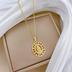 Collier Vierge Marie doré avec halo de cristaux sur boîte à bijoux en velours beige