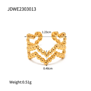 Vue détaillée du ear cuff ajustable en acier plaqué or 18K à double rangée ondulée