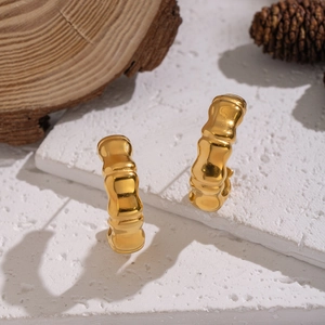 Orecchini a perno minimalisti a forma di C con trama a bambù placcati in oro 18K su pietra