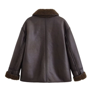Veste marron foncé en peau de mouton retournée avec col rabattu et vue de dos mate
