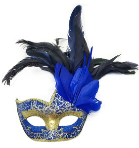 Dettaglio della maschera veneziana blu con glitter dorati e piume naturali vere