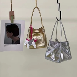 Mini borse a mano in pelle PU oro e argento con ciondoli a cavallo su sfondo artistico